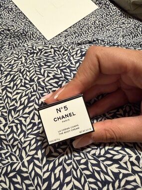 CHANEL N°5 Mini Body Cr- White & Black